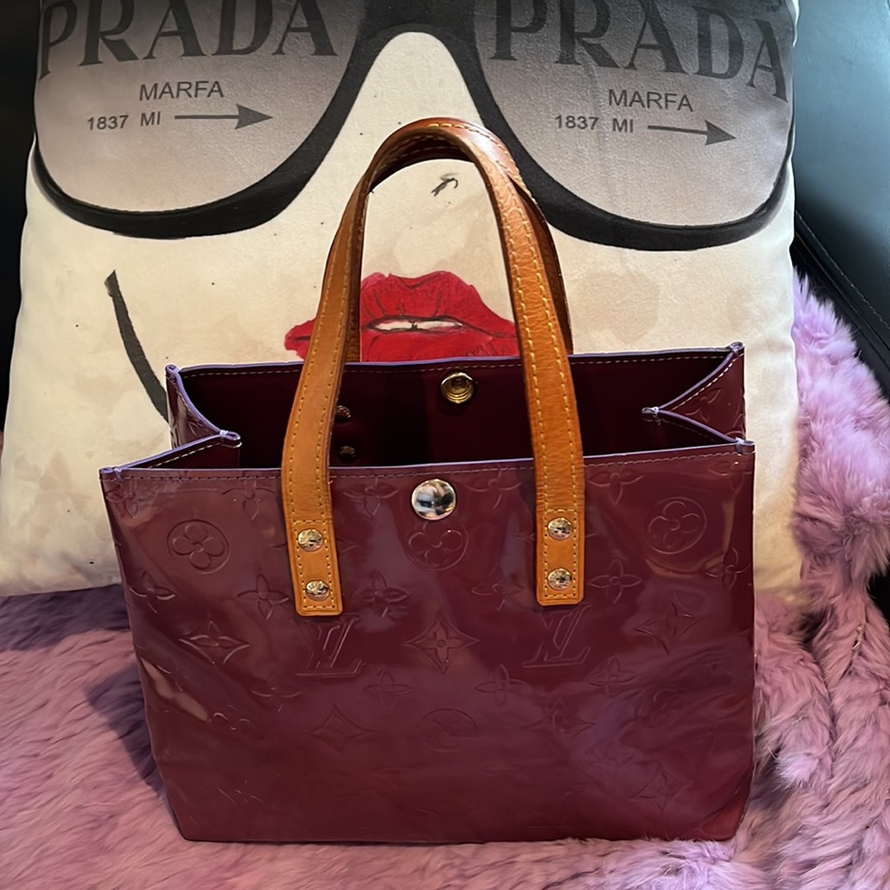 Louis Vuitton Reade PM Purple Vernis
Leather Hand Bag